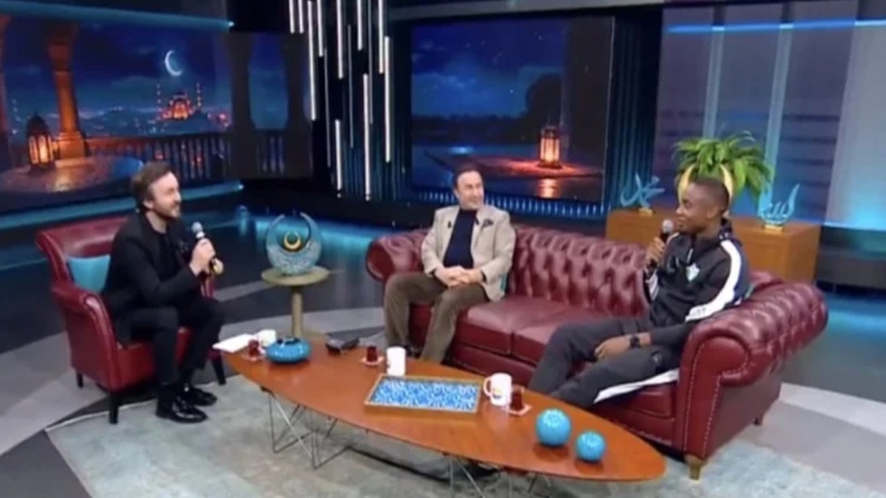 Fode Koita’dan Canlı Yayında “Kabe’de Hacılar” İlahisi!